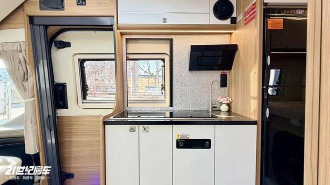 花板+居家质感拉满！飞翔舒野二号横床版开元棋牌北京首钢房车展｜蓝牌旅行动力天(图2)