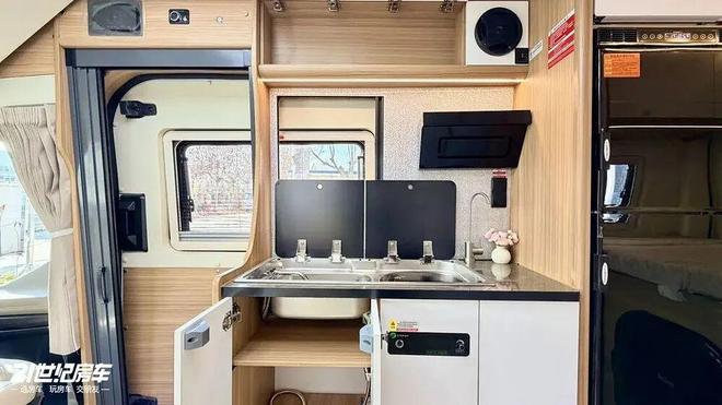 花板+居家质感拉满！飞翔舒野二号横床版开元棋牌北京首钢房车展｜蓝牌旅行动力天(图16)